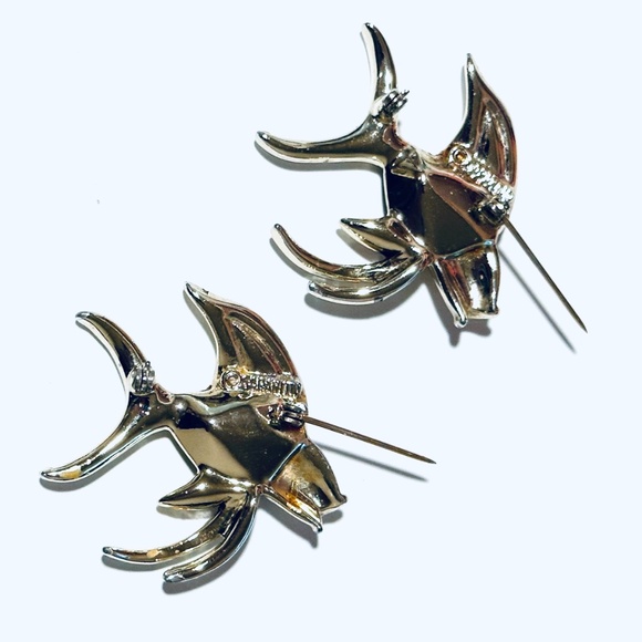 A Pair Of Two VTG Sarah Coventry Silver Tone Angel Fish Brooches Accent Stone - Picture 6 of 6